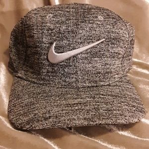 Nike Classic99 Mesh Golf Hat